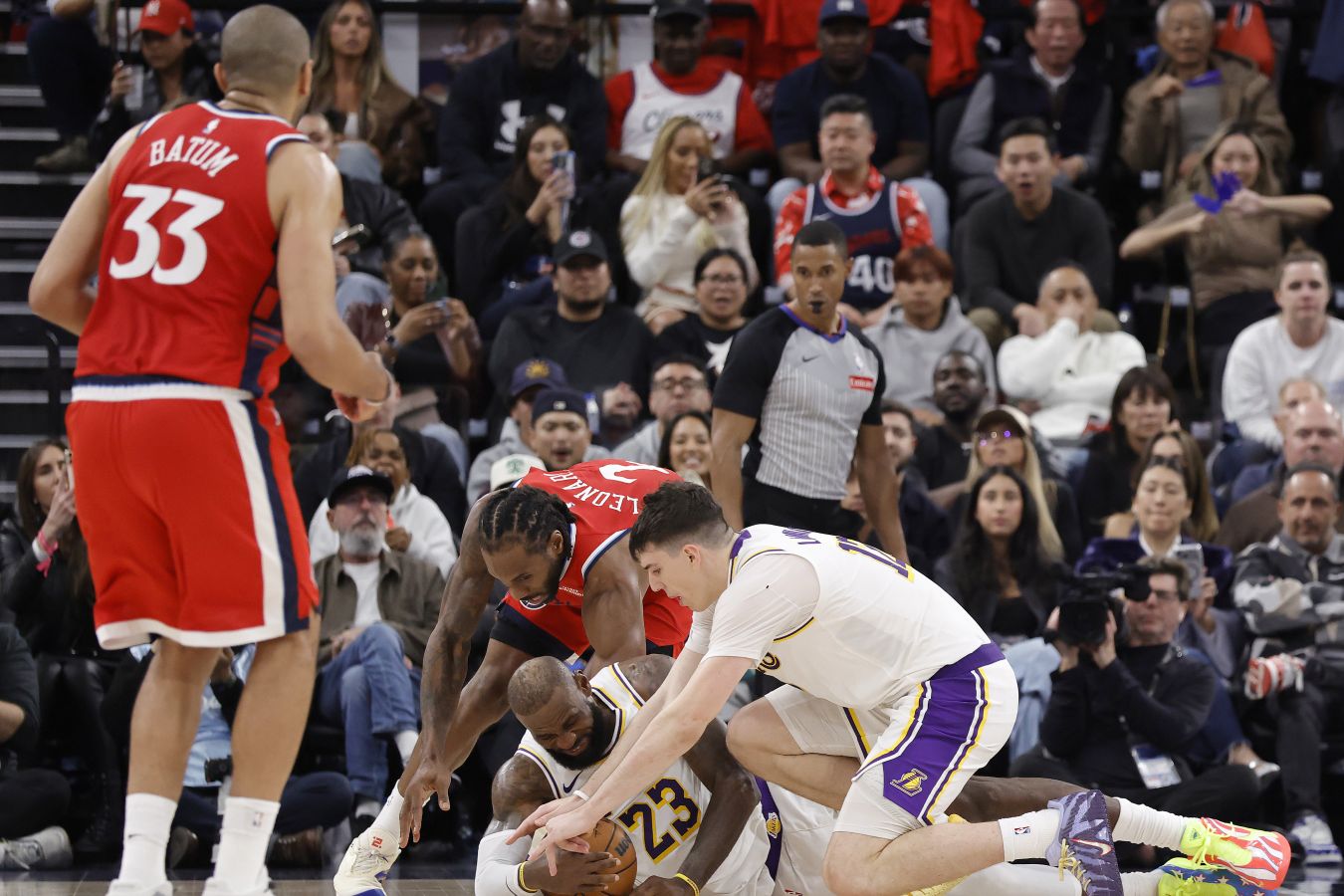 36 очков Леброна не спасли Лейкерс от поражения в дерби с Клипперс