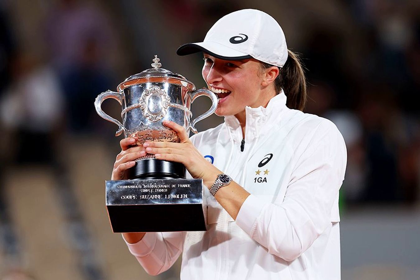 Организаторы US Open преподнесли Свёнтек тирамису прямо в трофее. Это любимый десерт Иги