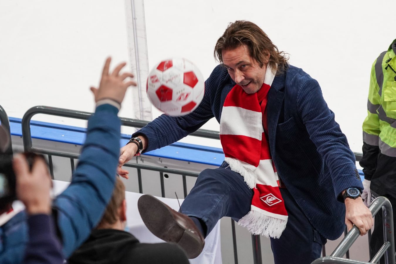 Я бы Мостового поставил, ему работать не дают. Бубнов  о тренере для Спартака