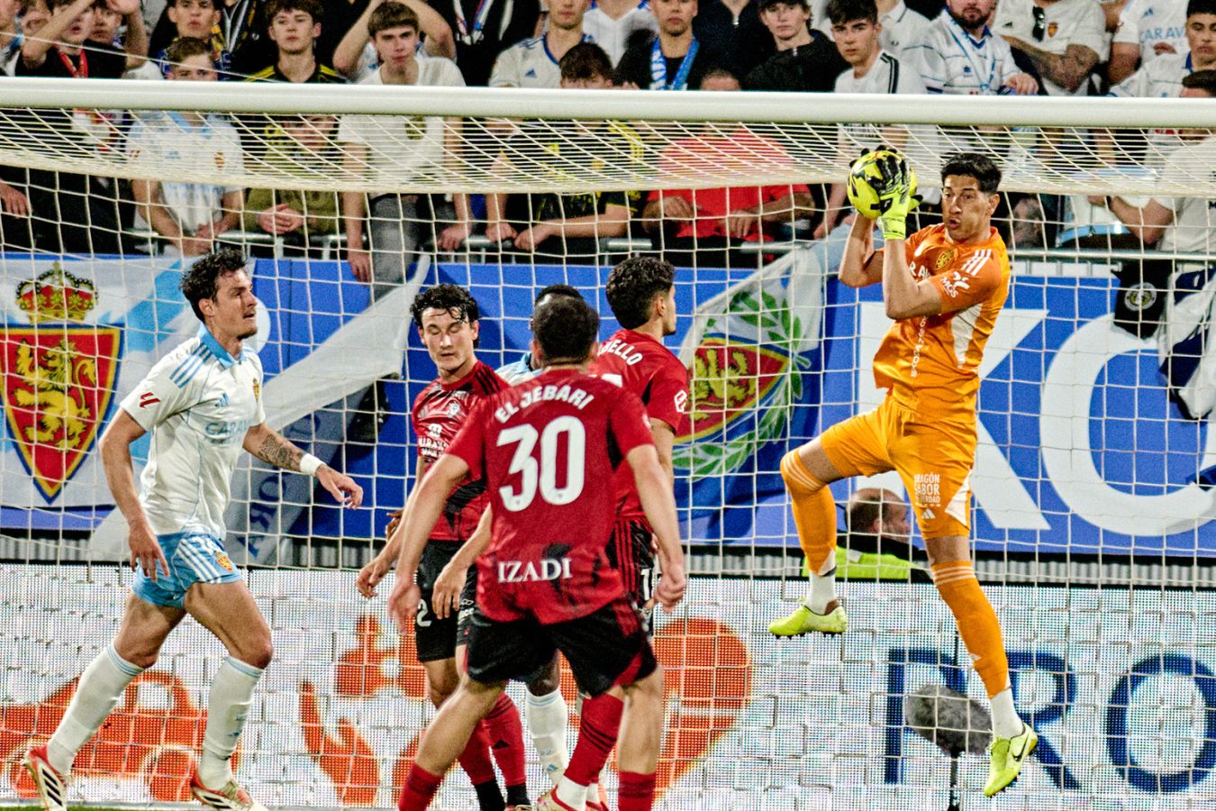 Вратарь Сарагосы дисквалифицирован на 13 матчей за удар соперника кулаком в лицо