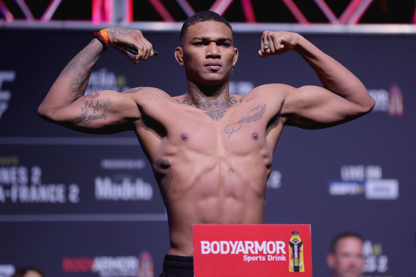 Tapology изменил статистику непобеждённого Моралеса, добавив ему поражение