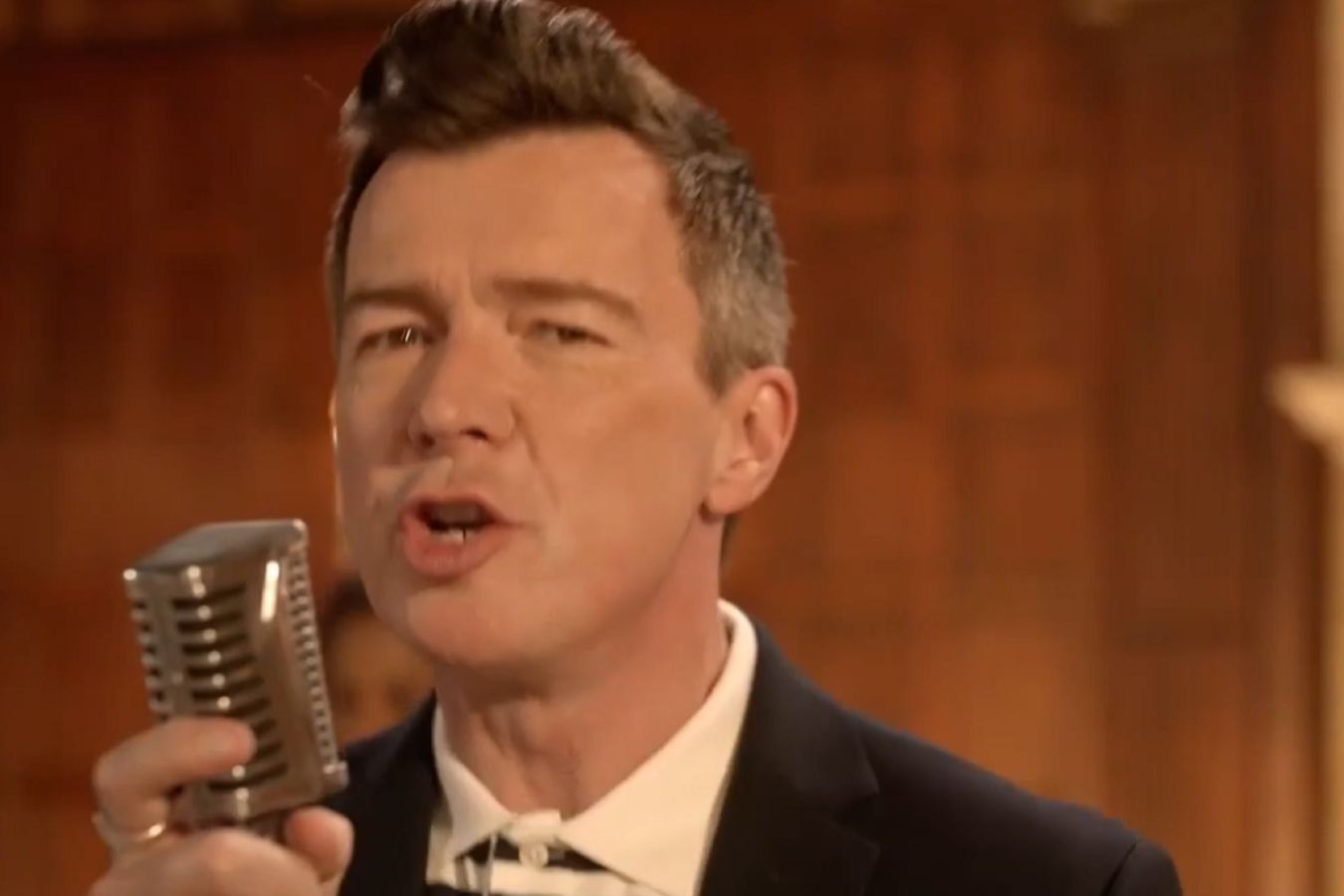 Король мемов: Рик Эстли спустя 35 лет повторил клип Never Gonna Give You Up
