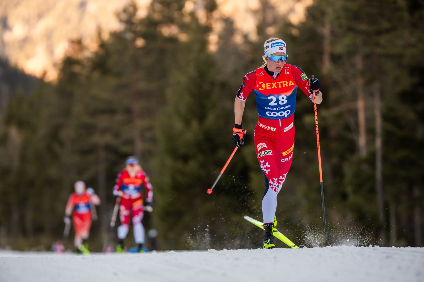 Астрид Эйре Слинн выиграла разделку на 1-м этапе Тур де Ски в Тоблахе, Диггинс стала 3-й