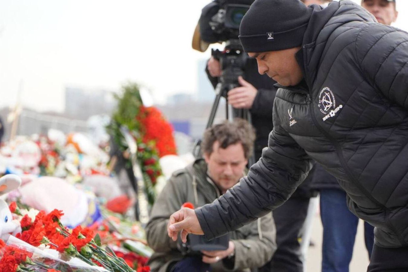 Мини-футбольный клуб КПРФ возложил цветы к мемориалу у Крокуса