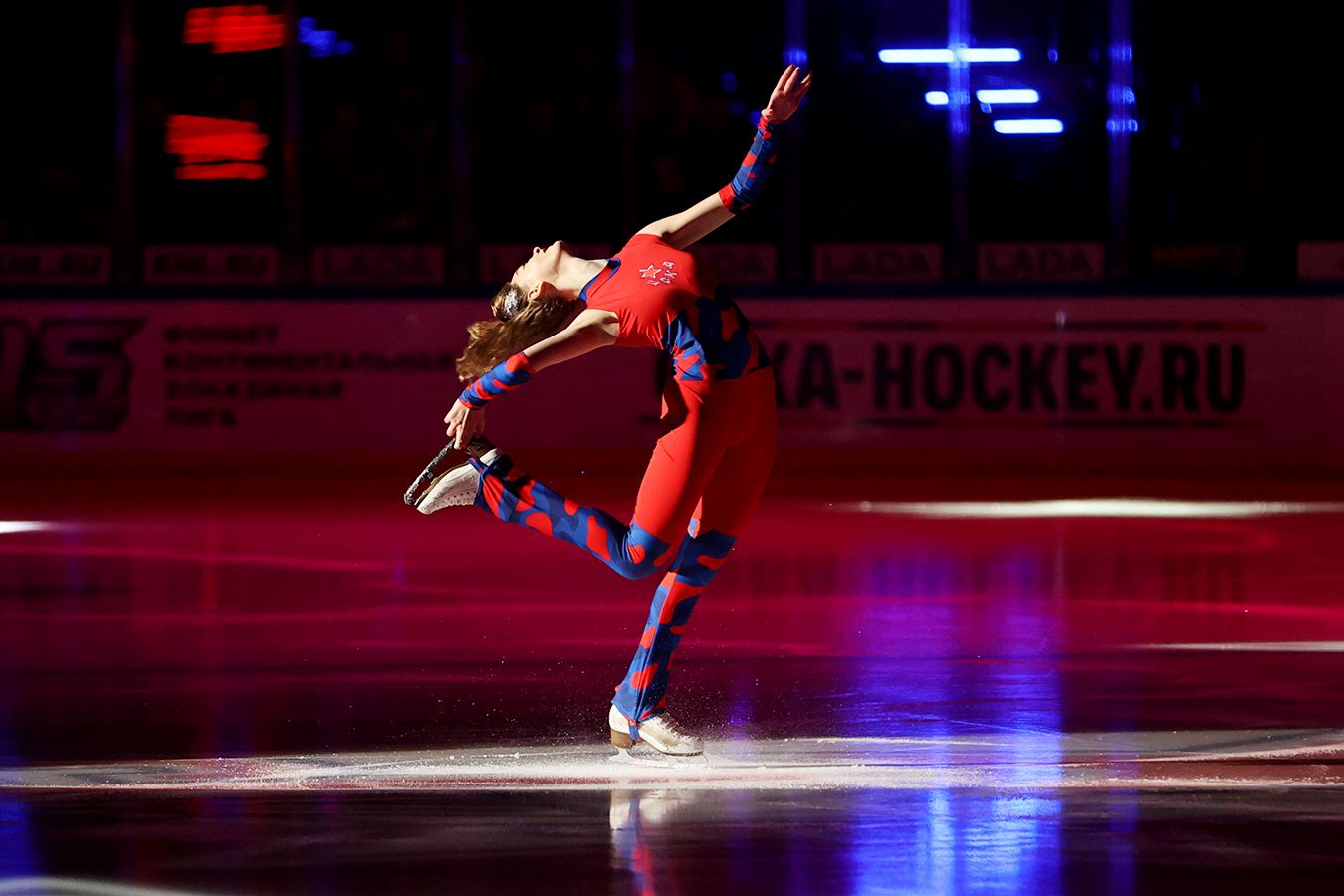 Фёдоров подбадривал команду, Ice Girl танцевала на льду. Фото победы ЦСКА над Локо