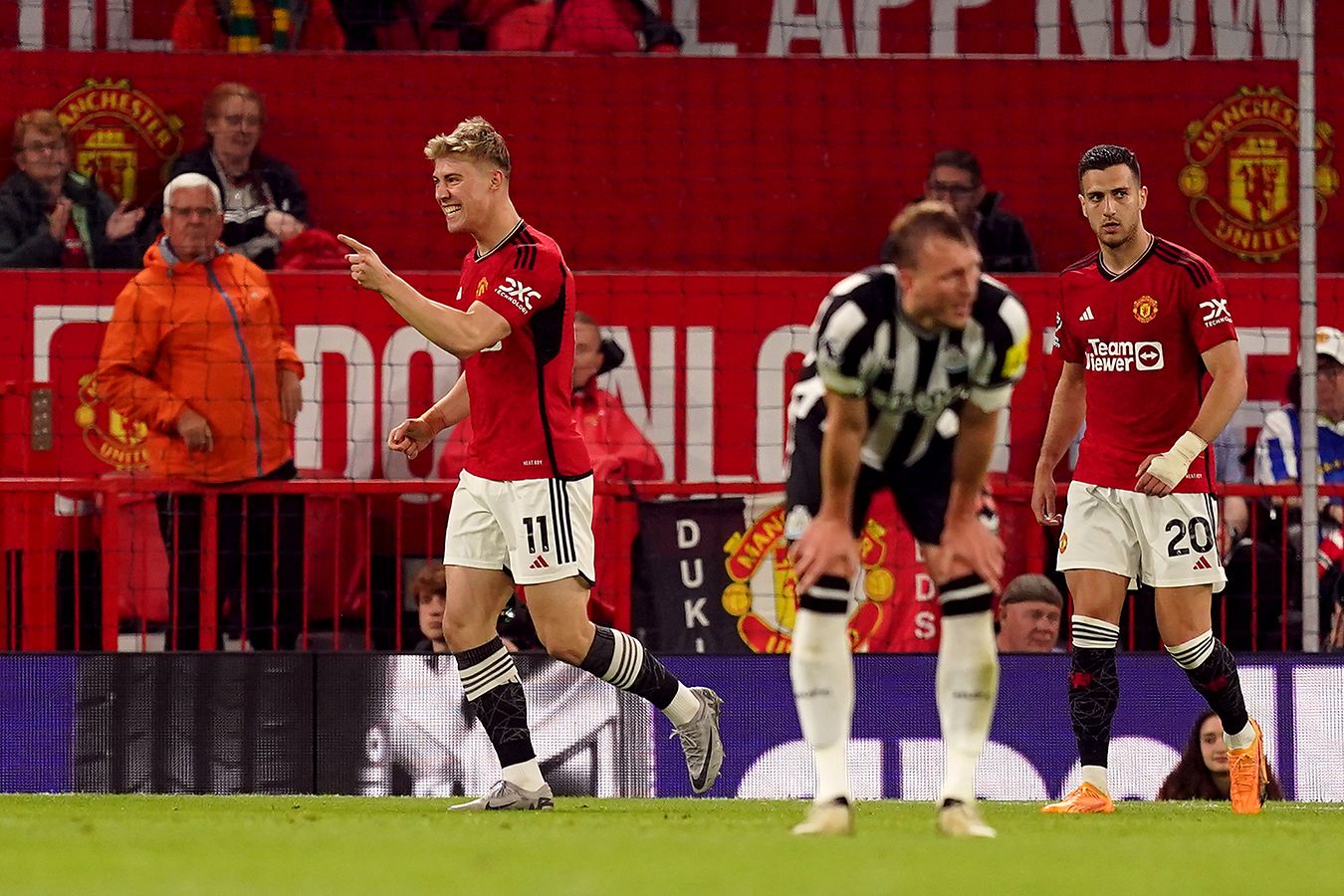 Манчестер Юнайтед в напряжённом матче 34-го тура АПЛ обыграл Ньюкасл