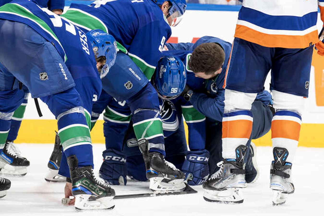 Страшный момент в НХЛ. Кузьменко рухнул на лёд после прямого попадания шайбы в лицо