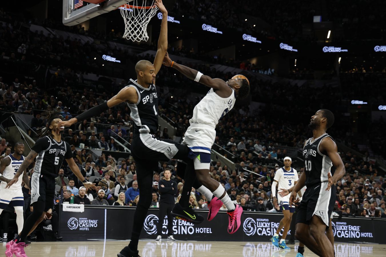 55 очков Эдвардса не помогли Миннесоте обыграть Сан-Антонио. У Вембаньямы  39 очков