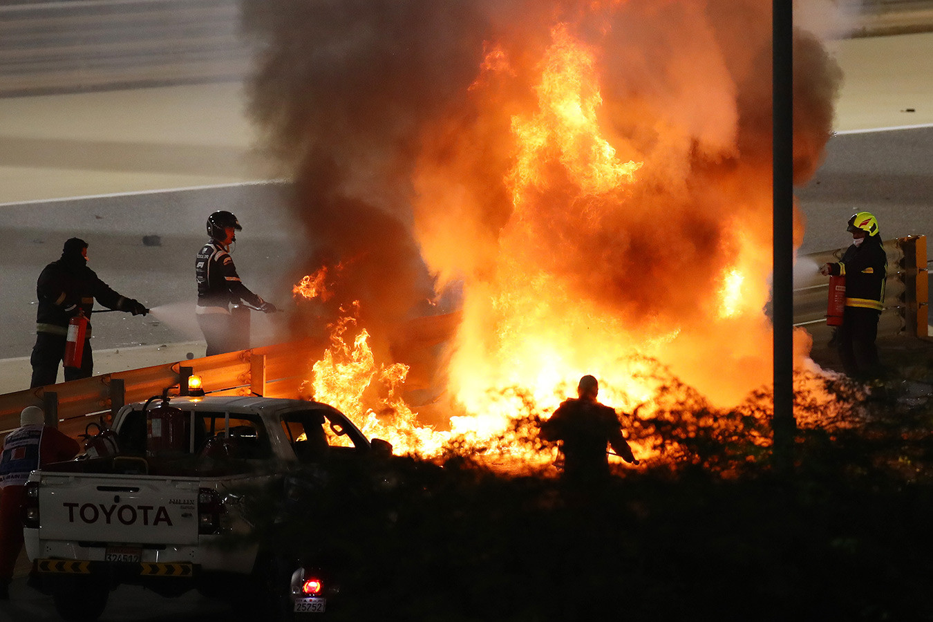 Видео: машина Грожана разваливается и горит после контакта с Квятом и аварии