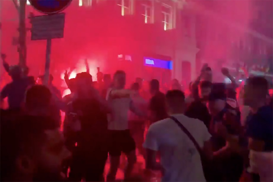 Английские фанаты в Португалии: драка с полицией Английские фанаты в Португалии: драка с полицией