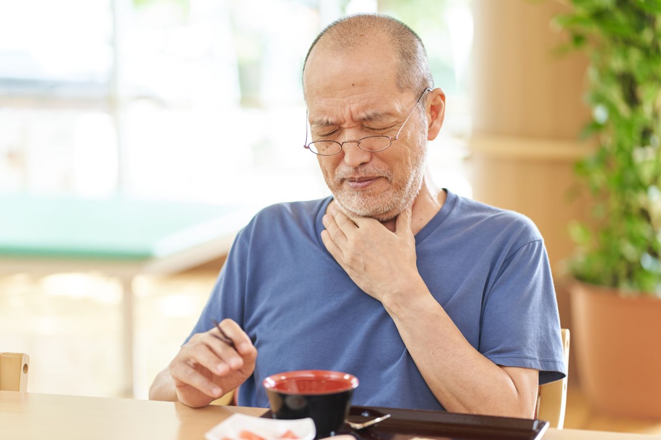 Симптомы инсульта: этот малоизвестный признак может проявиться во время еды