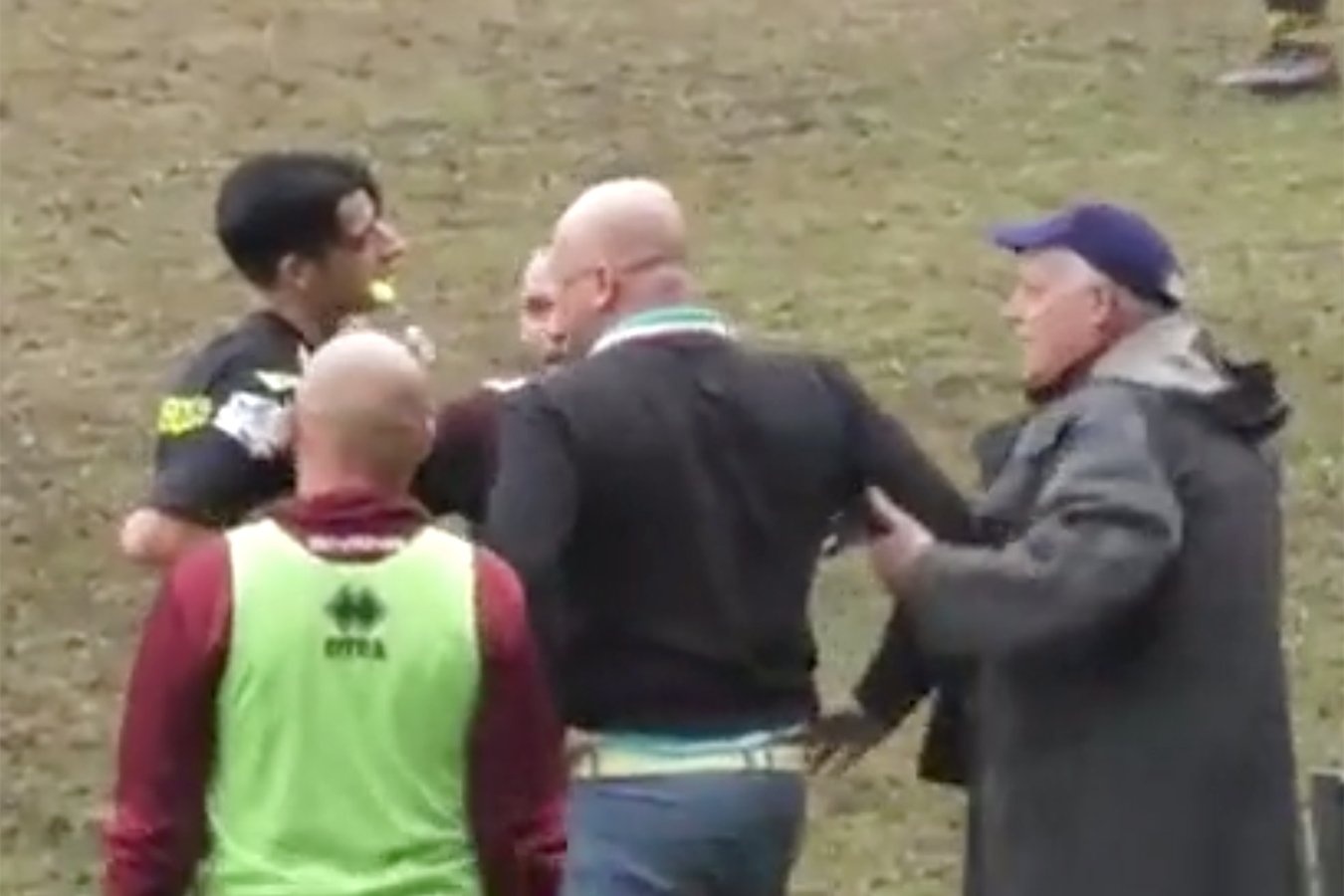 В Италии тренер ударил арбитра по лицу и ушёл в отставку. Видео