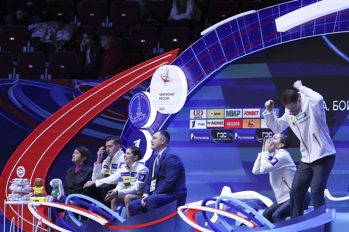Букин лёг на лёд, Бойкова разрыдалась, Петросян доказала лидерство. Победные фото ЧР-2026