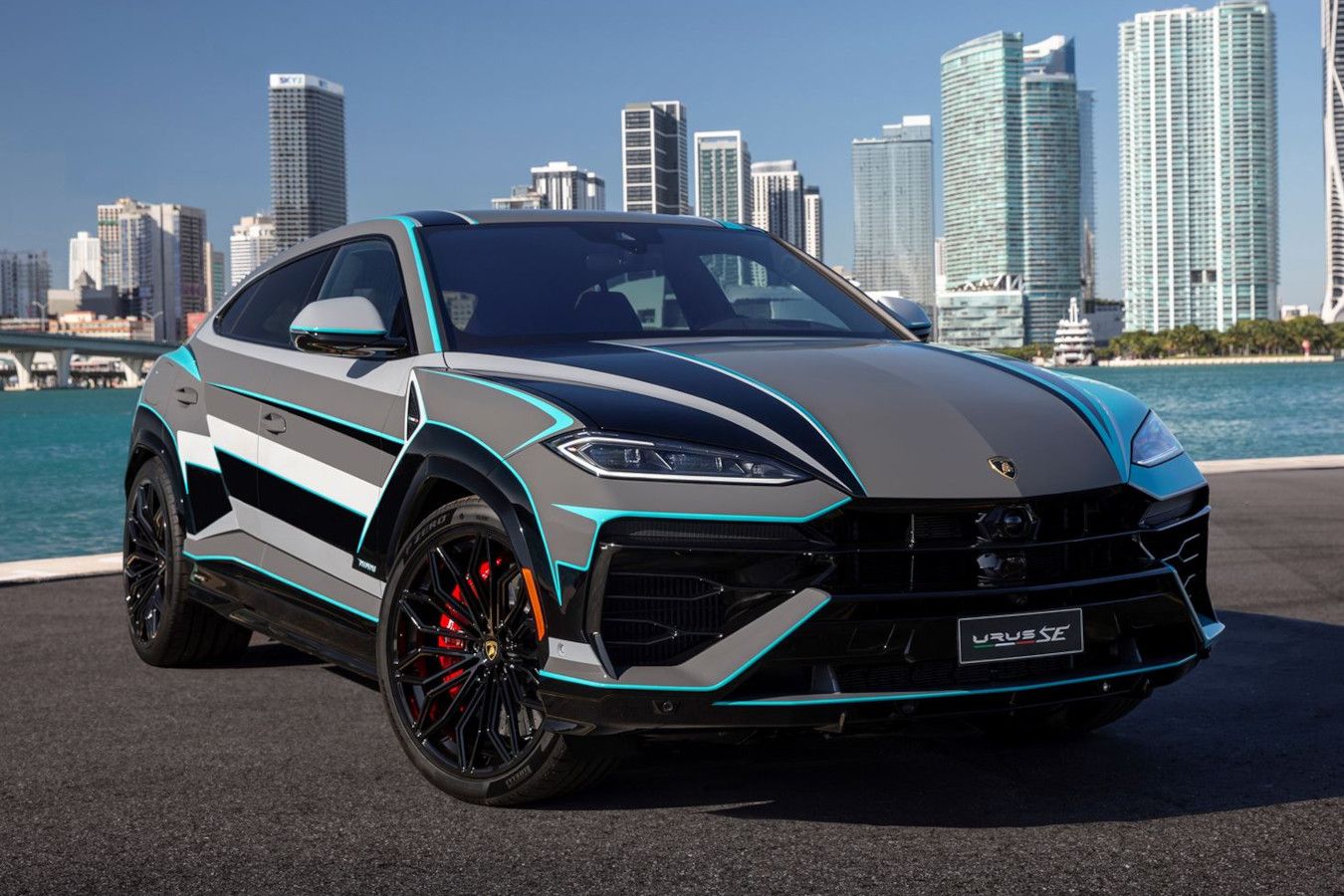 В Lamborghini представили арт-кар Urus SE. Он посвящён Майами