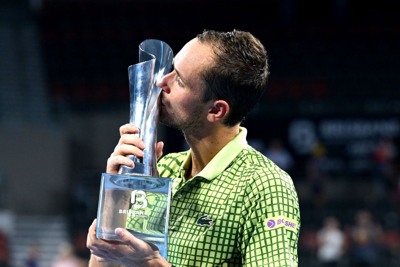 Даниил Медведев получил кубок за победу на турнире ATP-250 в Брисбене