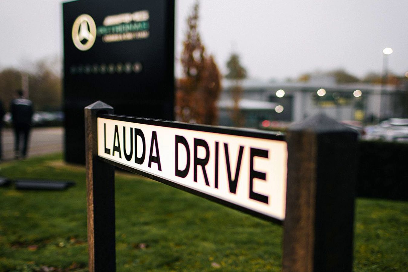 «Мерседес» переименовал дорогу на своей базе в Брэкли в честь Ники Лауды