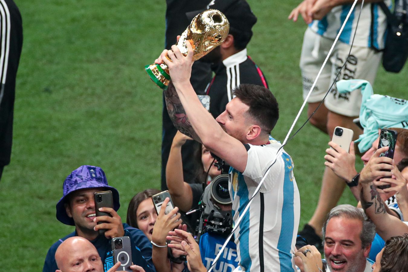 На самой популярной фотографии в мире Месси поднимает фейковый Кубок чемпионов мира