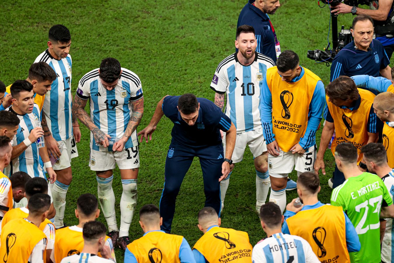 Месси поссорился с главным тренером Аргентины Скалони после поражения от Уругвая — Бьяло