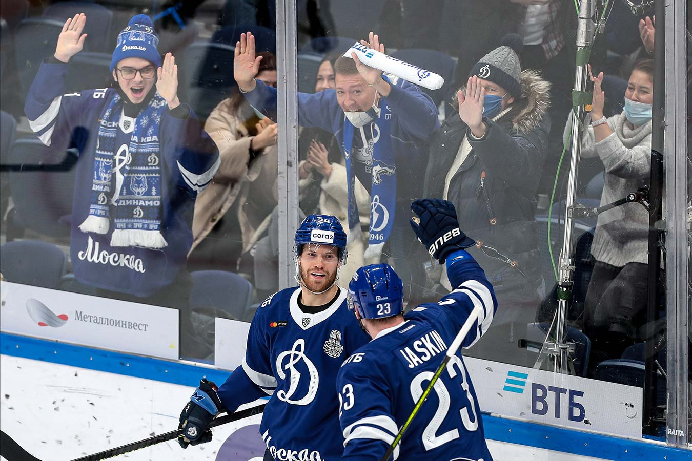 Стадион автомобилист хоккей. Автомобилист екатеринбург - нефтехимик нижнекамск. Хоккеист динамо. Ска проиграл. Кхл.