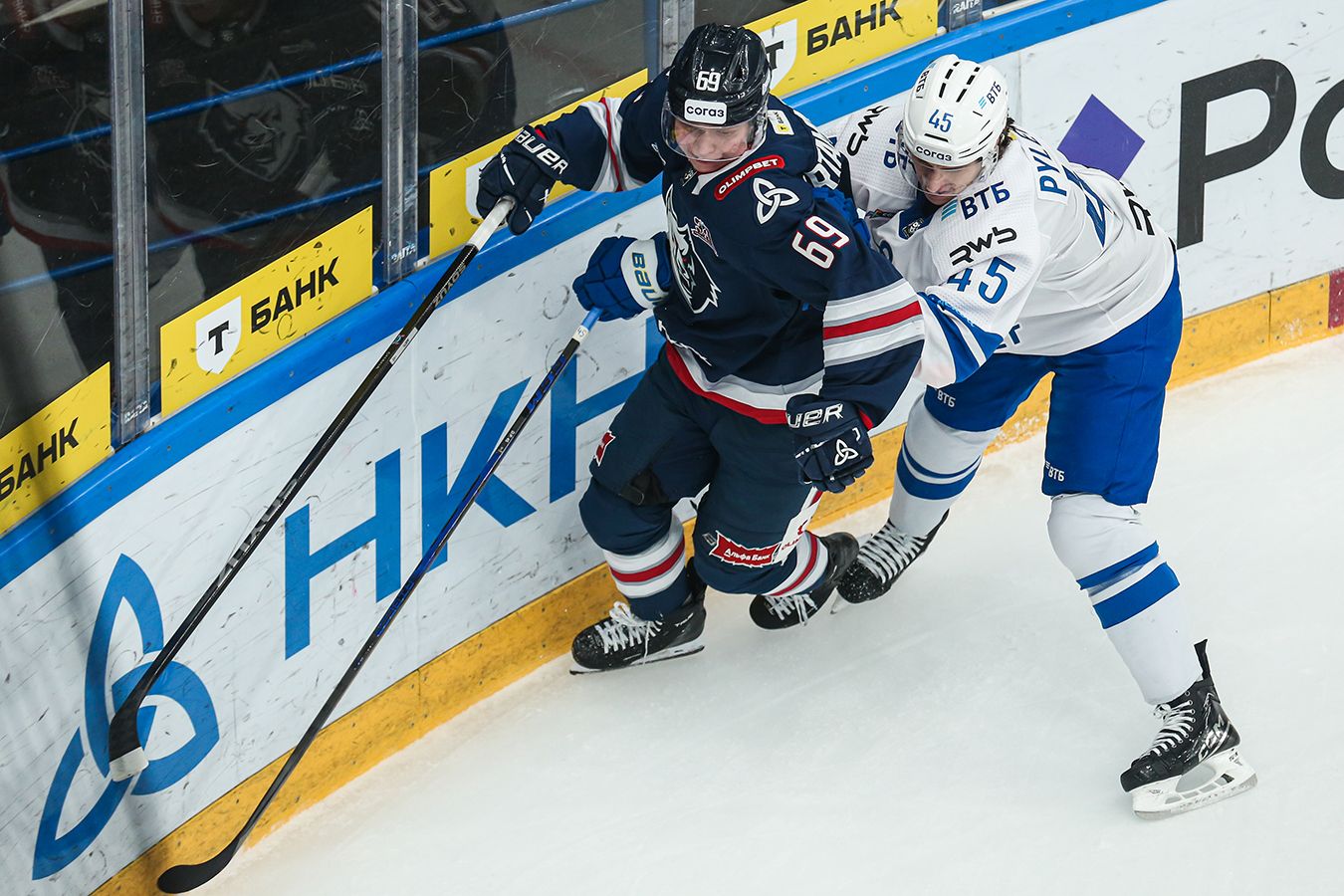 Нефтехимик одержал шестую победу подряд, одолев по буллитам московское Динамо