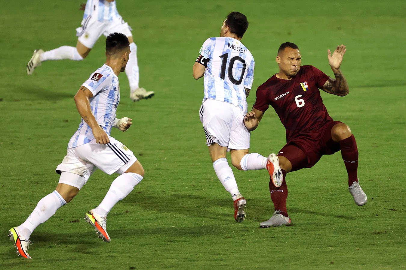 Лионелю Месси едва не сломали ногу в матче сборной Аргентины. Фото