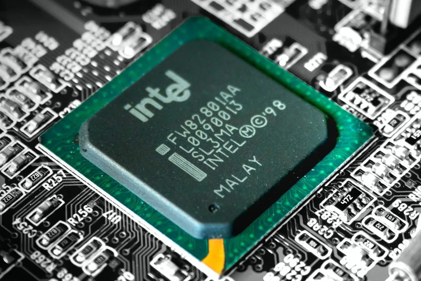 США на 10 лет запретила Intel строить заводы по производству чипов в Китае