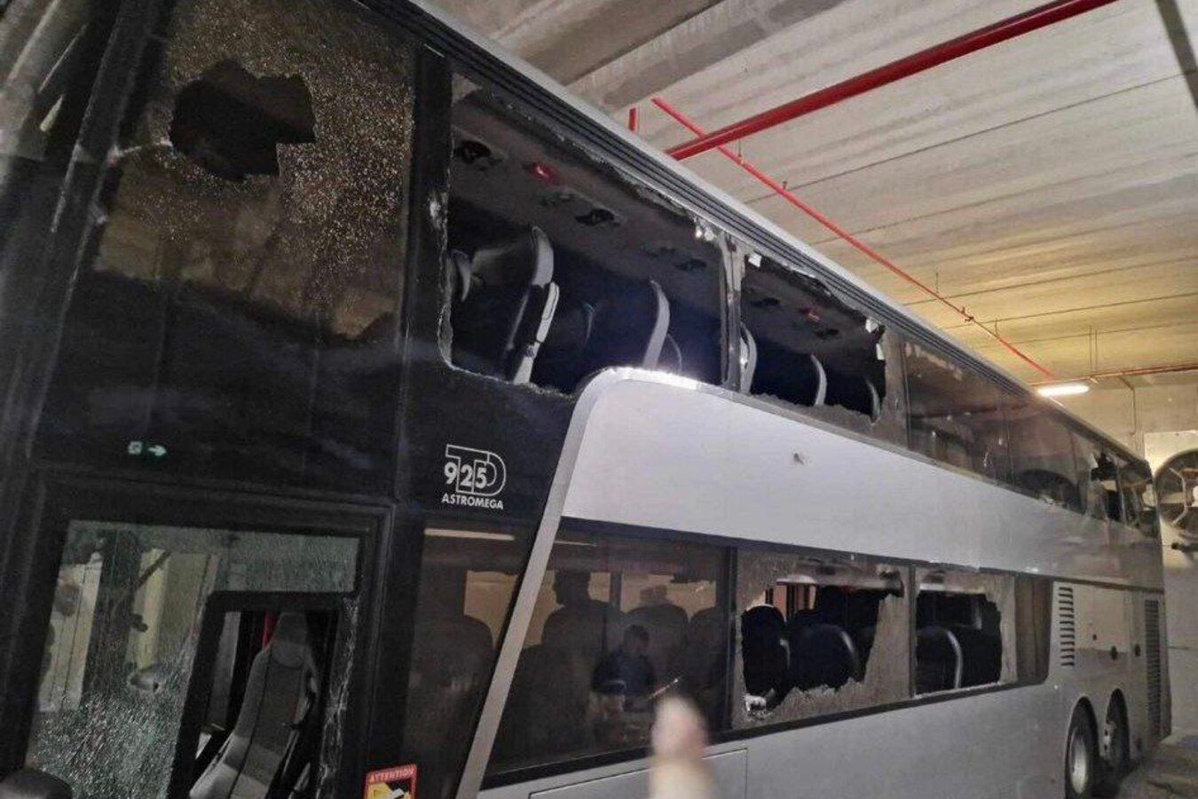 Появились кадры нападения фанатов «Марселя» на автобус «Лиона»