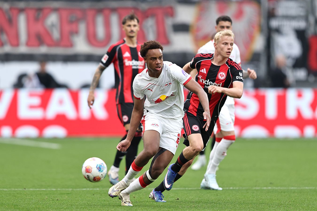 Аугсбург  Айнтрахт: во сколько начало игры Бундеслиги, где смотреть прямую трансляцию