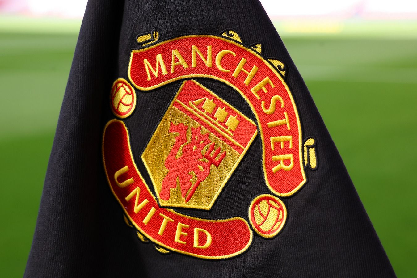 «Манчестер Юнайтед» официально объявил о покупке Рэтклиффом акций клуба