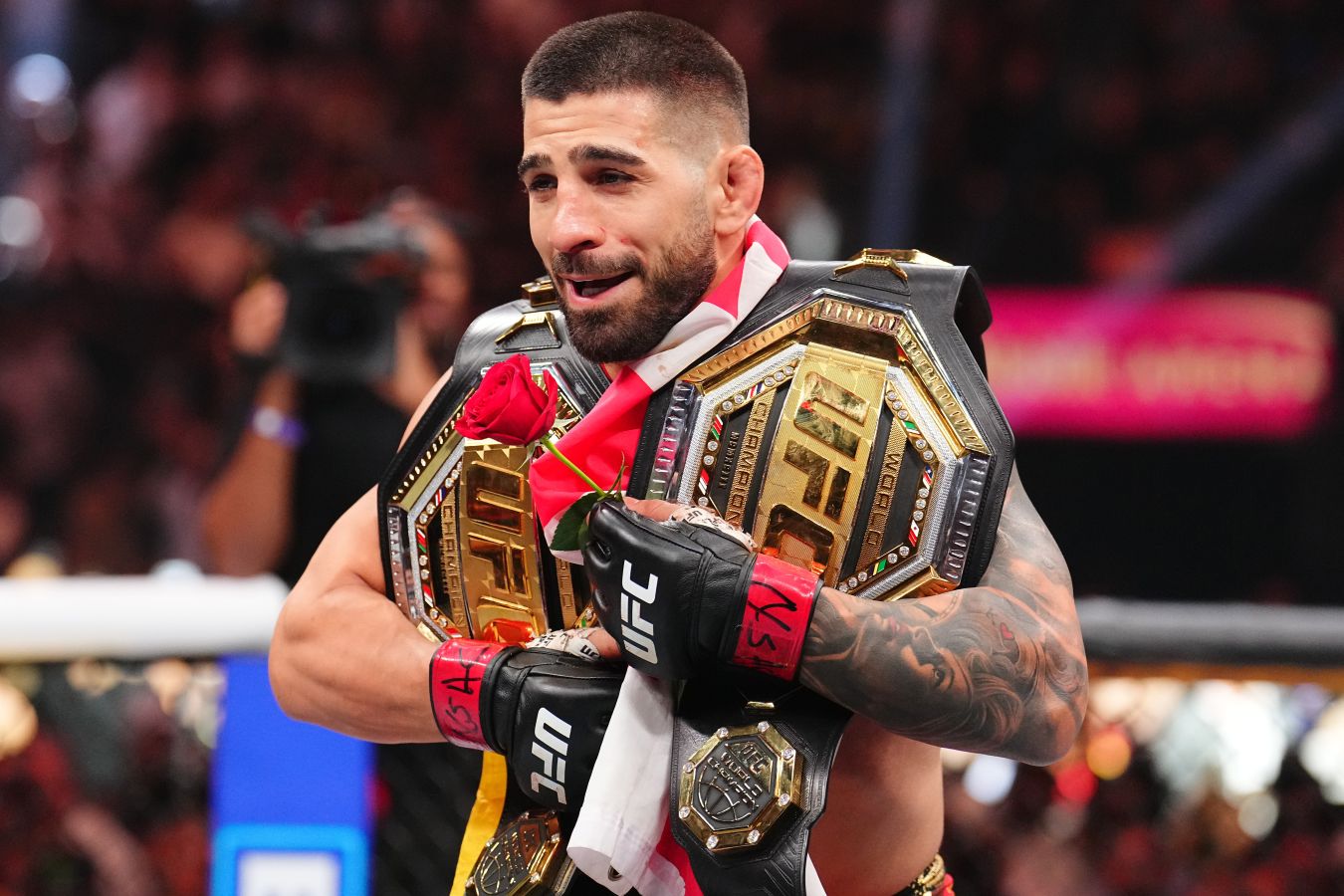 Хьюз: Топурия легко победил бы Махачева. Стили делают бои