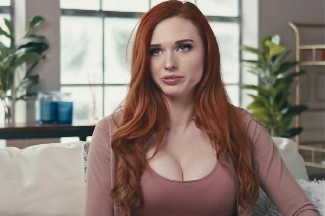 Самая популярная стримерша Amouranth рассказала о средствах защиты от преследователей