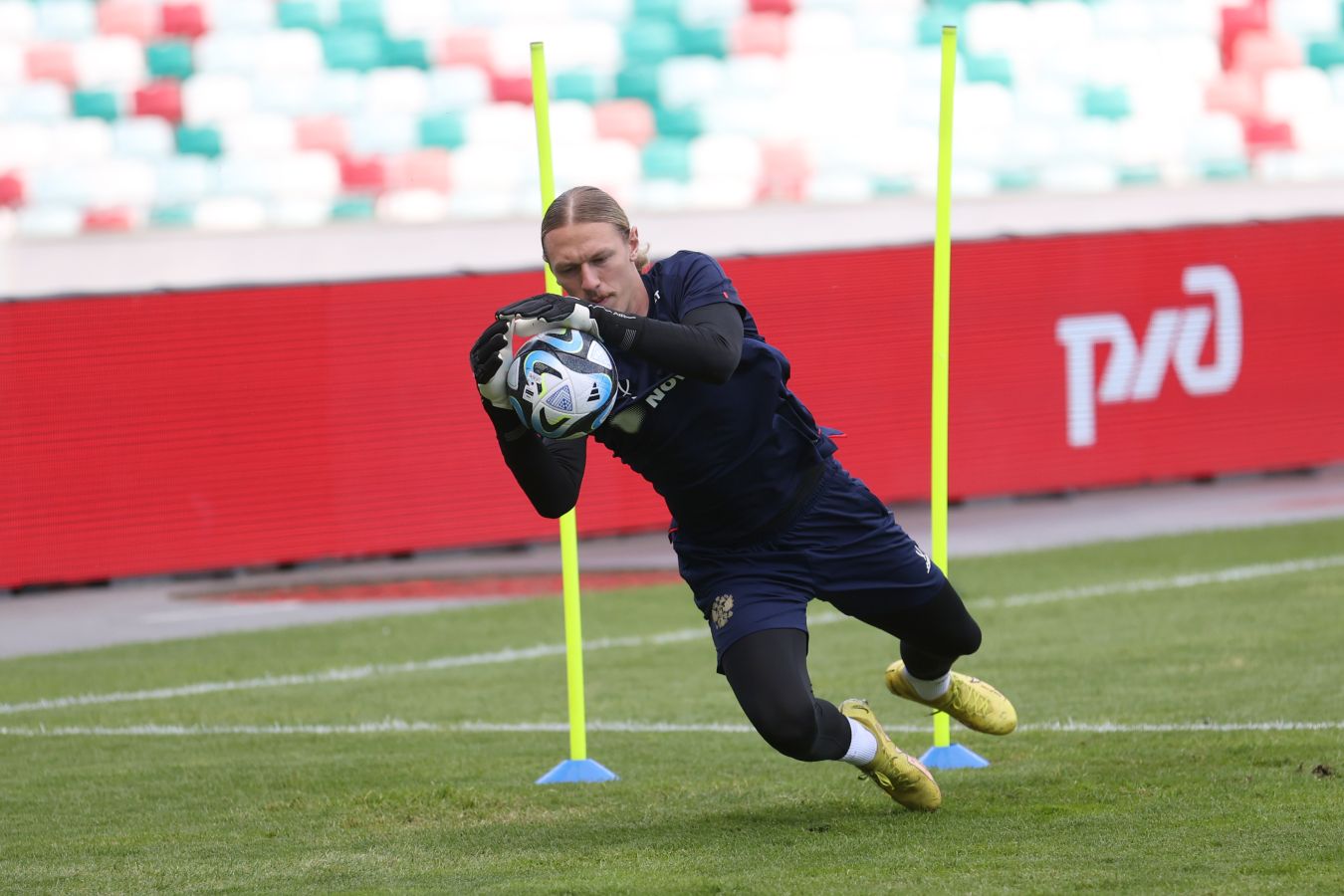 Сафонов не приедет в сборную России в октябре из-за долга по алиментам  источник