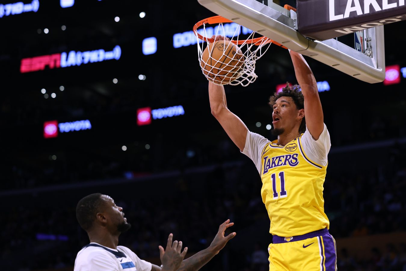 НБА дисквалифицировала центрового Лейкерс за нападение на маскота Вашингтона