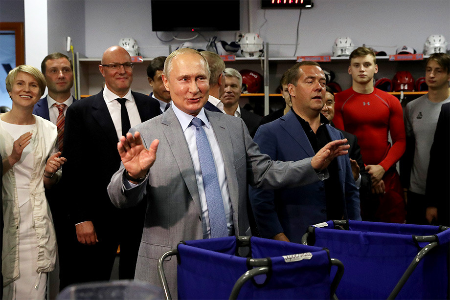 Путин и Медведев лично поздравили хоккеистов «Локо» в раздевалке