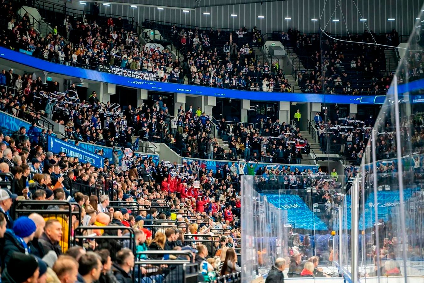Около двух тысяч болельщиков Торпедо посетили выездной матч в плей-офф КХЛ с Динамо