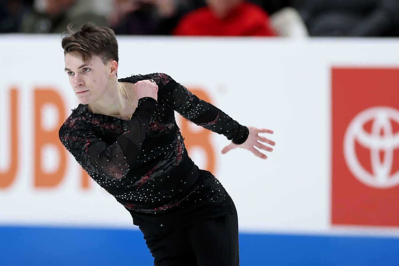 Сын Наумова и Шишковой ожидал оценок на чемпионате США, держа фото погибших родителей