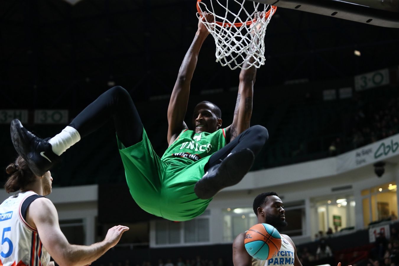 Видео: Маркус Бингэм получил награду MVP октября из рук президента Единой лиги Кущенко