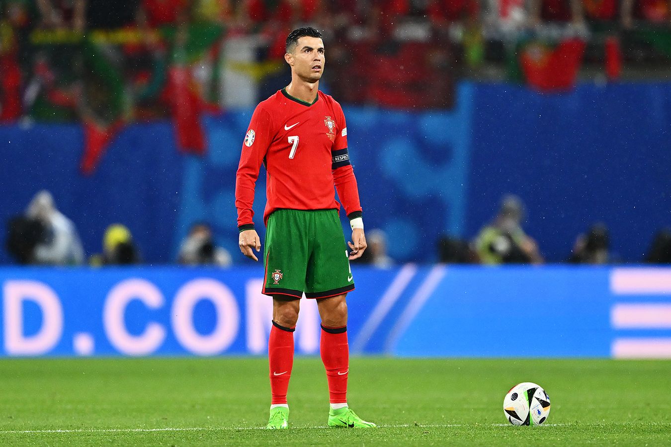 Легенда Португалии Фигу прокомментировал игровое время Криштиану Роналду на Евро-2024