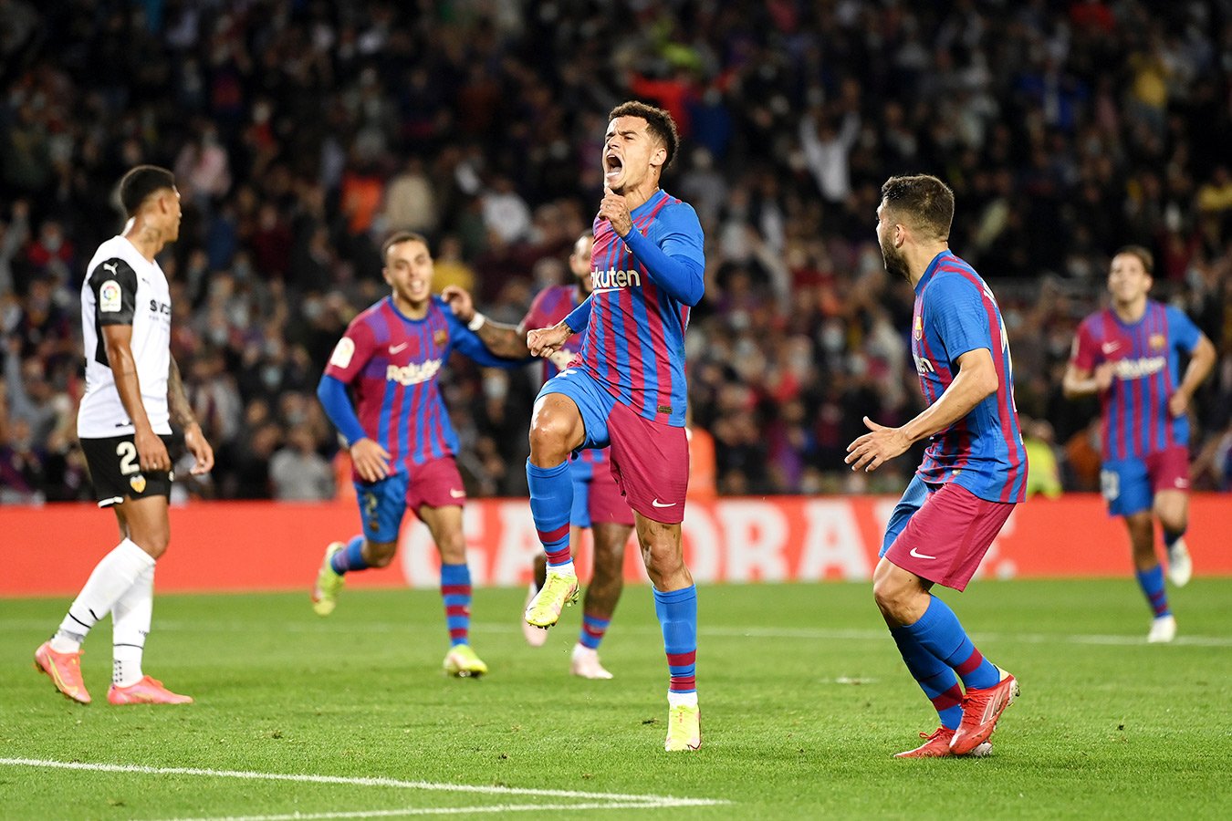 «Барселона» дома обыграла «Валенсию», Депай забил гол и отдал результативную передачу