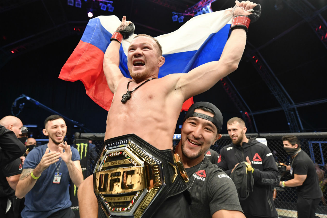 «Россия, это для тебя!» Пётр Ян – новый чемпион UFC в легчайшем весе! Видео