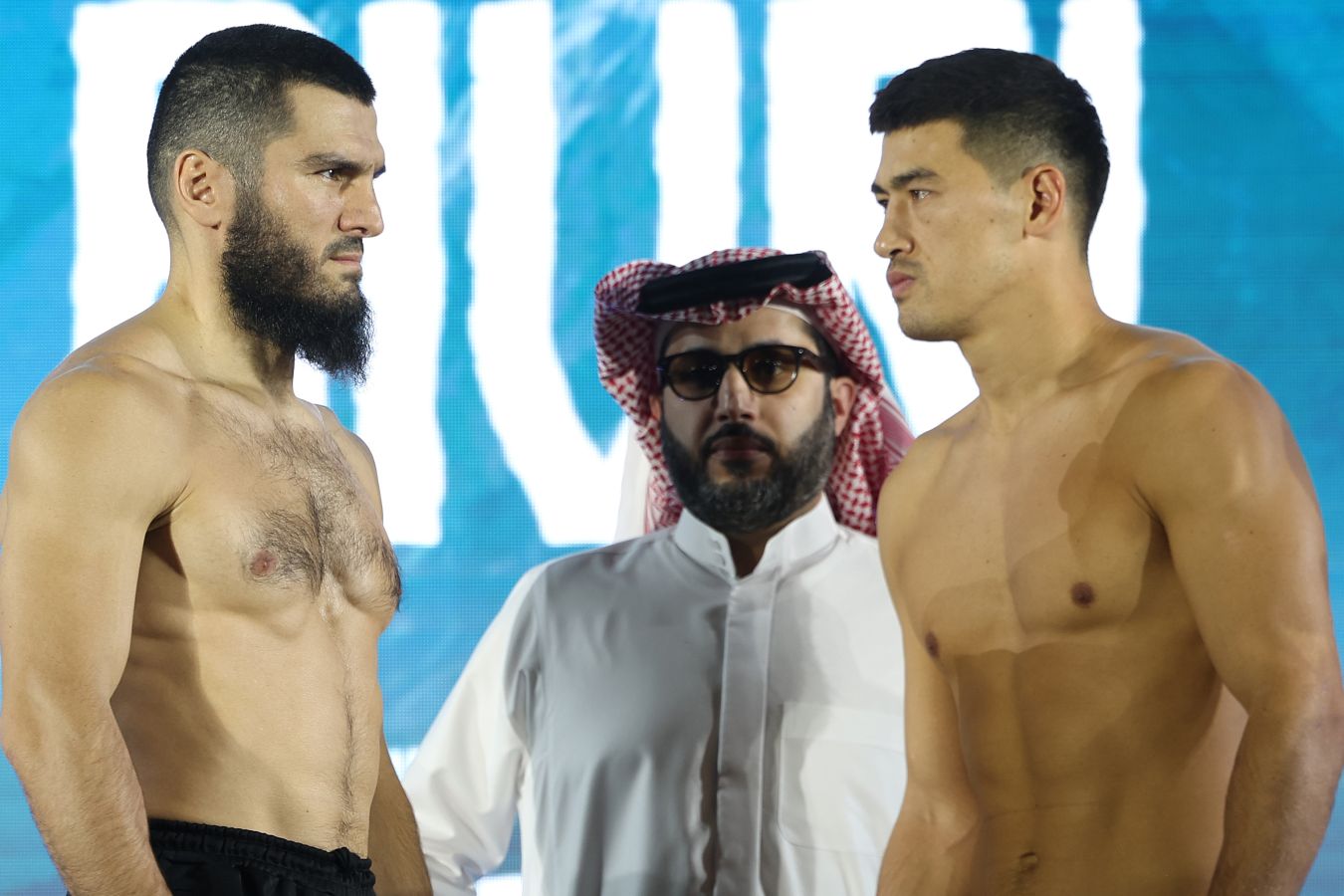 Жетілген салбыраған кеуделердің эротикалық фотосуреттері