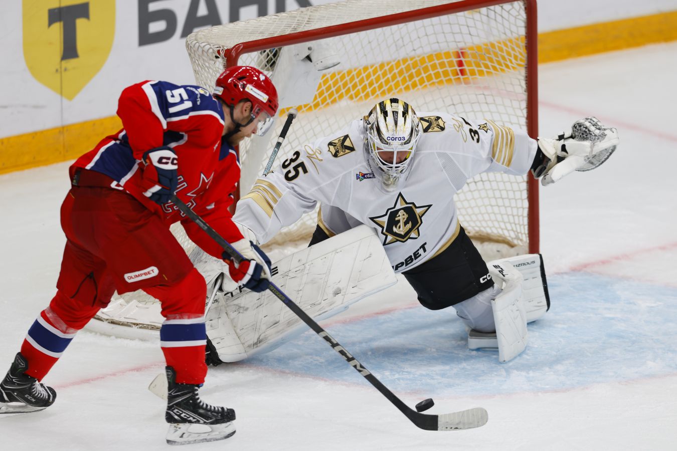 Вратарь Адмирала Адам Гуска не смог доиграть матч с Ак Барсом из-за травмы