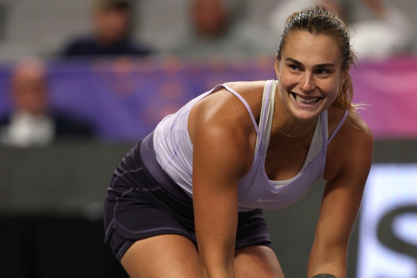 Фото: Арина Соболенко обнимает бойфренда после победы на турнире WTA-1000