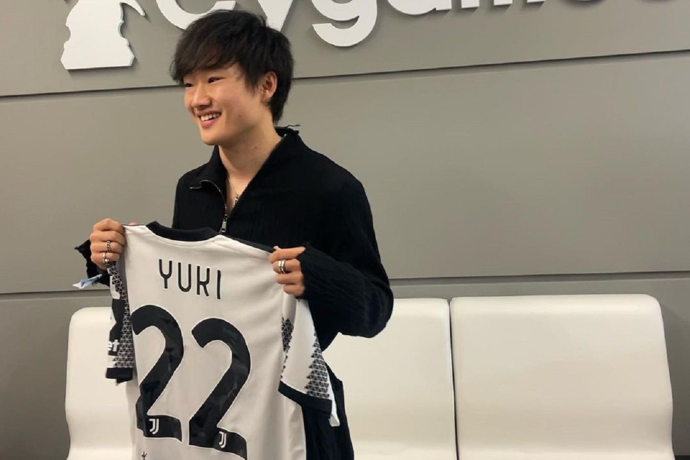 Юки Цунода посетил матч «Ювентуса» и получил именную футболку. Фото