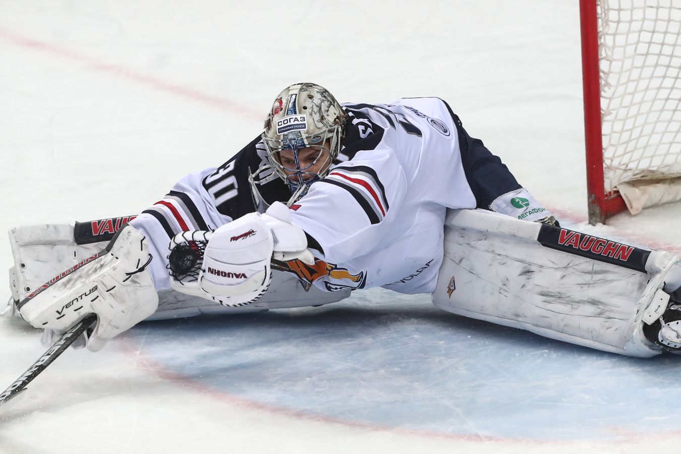 Вратарь Сочи Самсонов: месяц клюшку не держал, с ветеранами на одном уровне