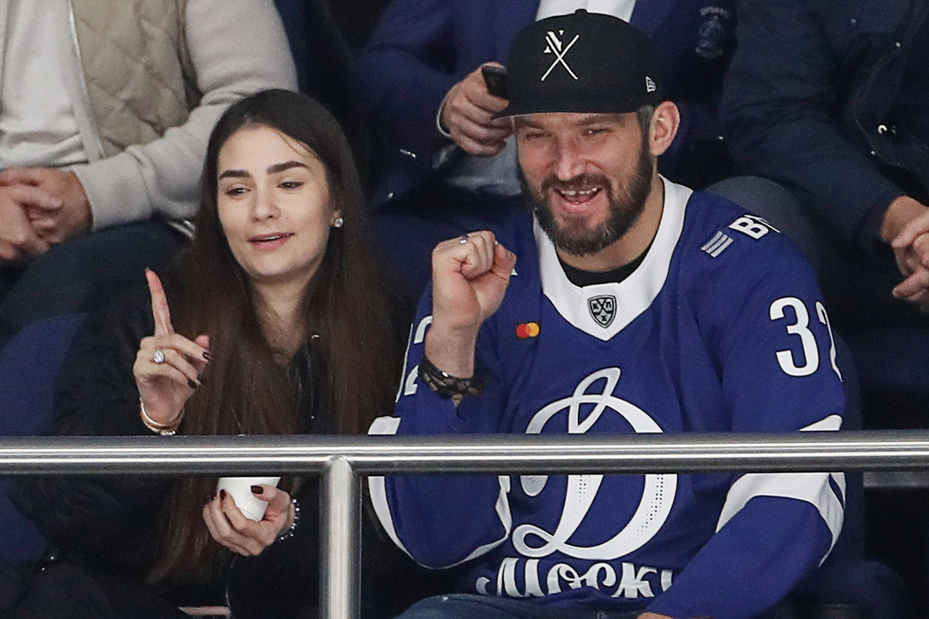 Андронова впечатали в борт, Овечкин с женой радовался победе «Динамо». Фото матча с ЦСКА