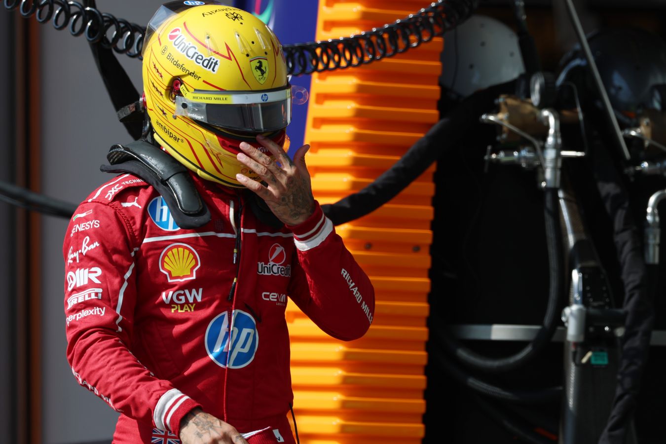 Хэмилтон разбил болид в третьей практике Ф-1 ГП Абу-Даби и вызвал красный флаг