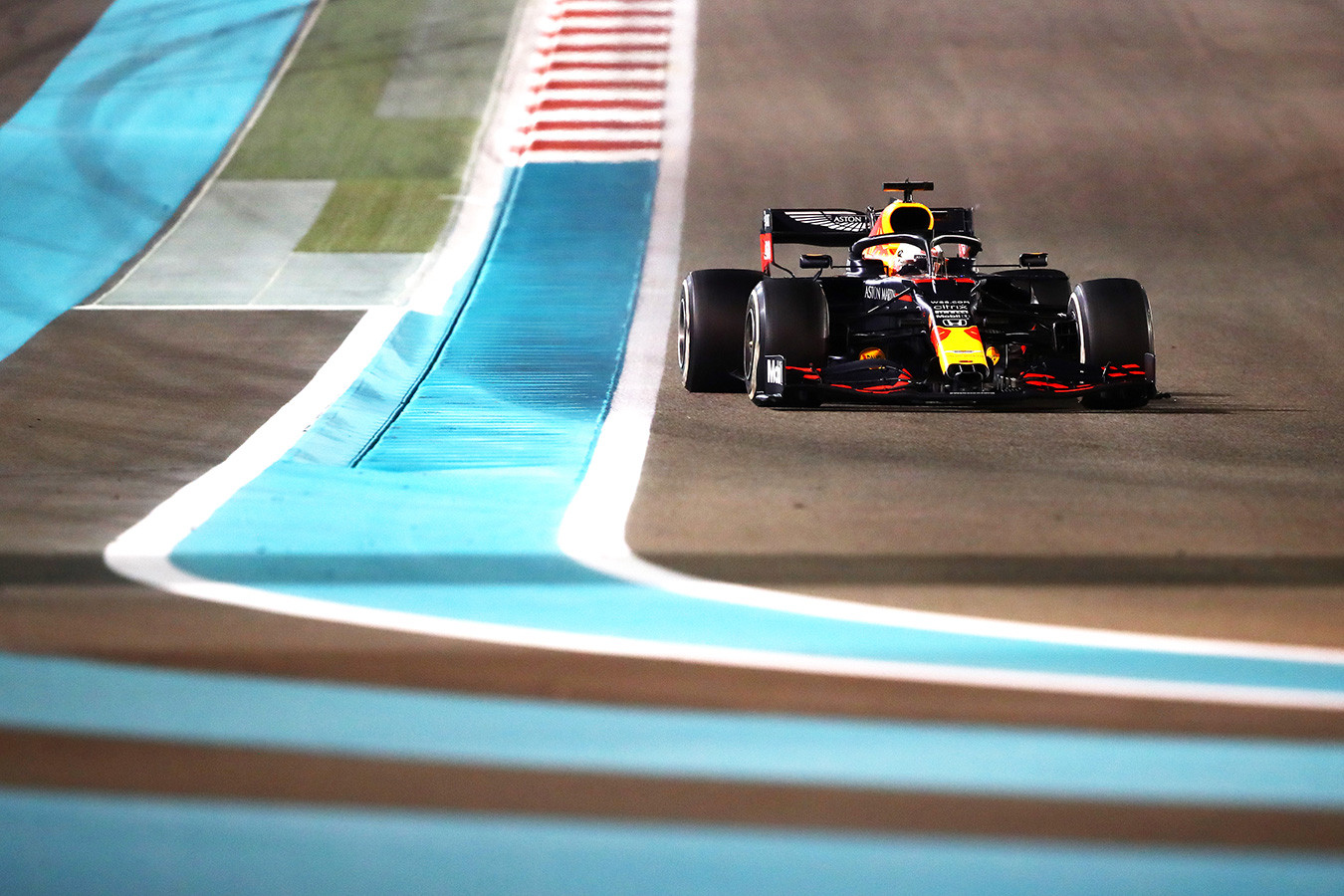 Ферстаппен выиграл Гран-при Абу-Даби, Квят финишировал 11-м