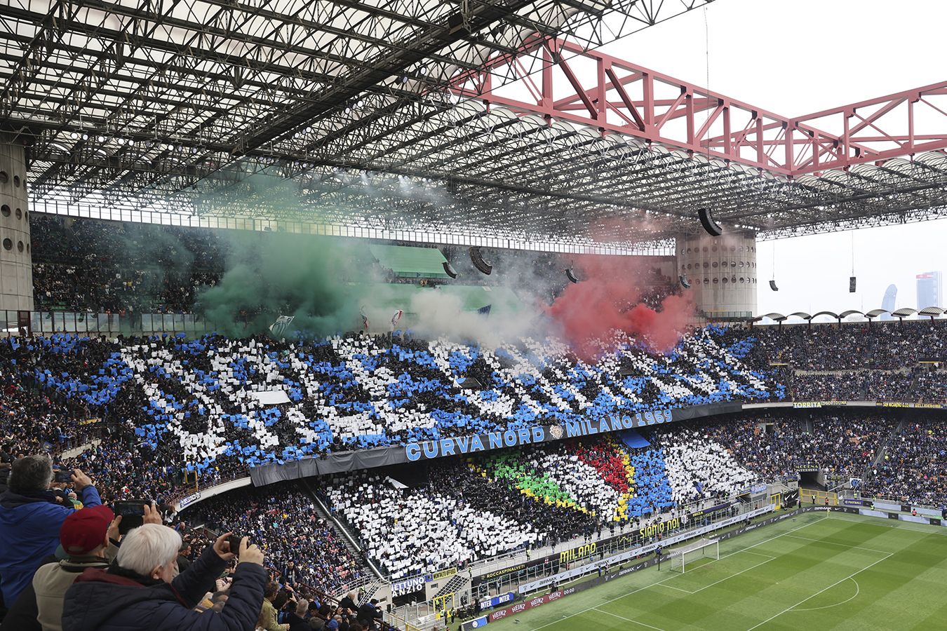 Фанаты «Интера» устроили мощный перформанс команде перед матчем с «Торино»