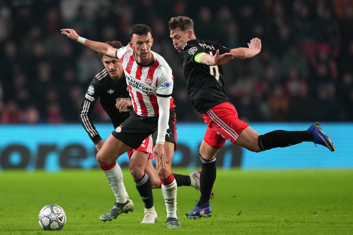 Видеообзор победы Баварии над ПСВ в 8-м туре Лиги чемпионов